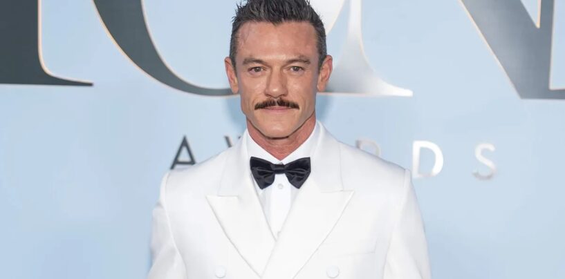 Luke Evans porte un Speedo serré dans de nouvelles photos sexy de vacances