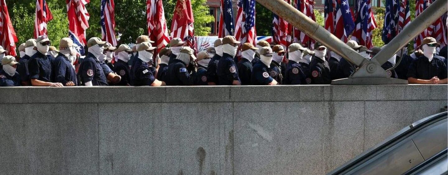 Des centaines d'extrémistes racistes masqués défilent à Washington alors que se déroule la célébration de la Liberté 250 de Trump