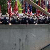 Des centaines d'extrémistes racistes masqués défilent à Washington alors que se déroule la célébration de la Liberté 250 de Trump