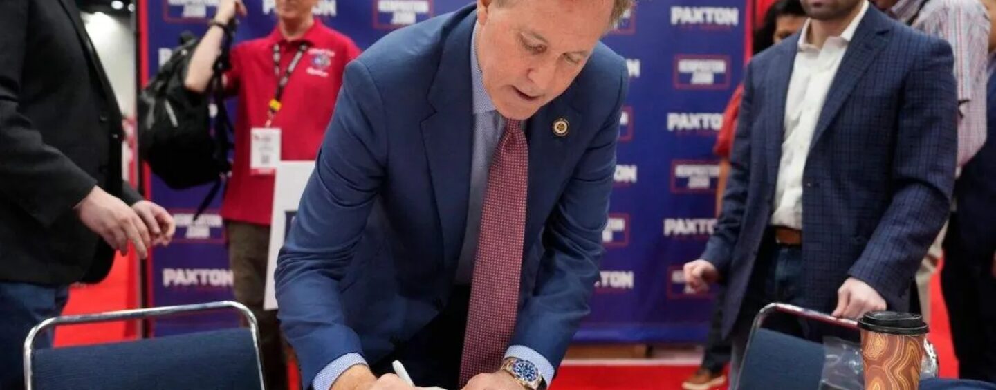 Ken Paxton a été aperçu en train de s'envoler pour l'Islande avec sa prétendue maîtresse après avoir fait campagne sur les « valeurs chrétiennes »
