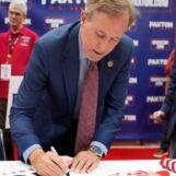 Ken Paxton a été aperçu en train de s'envoler pour l'Islande avec sa prétendue maîtresse après avoir fait campagne sur les « valeurs chrétiennes »