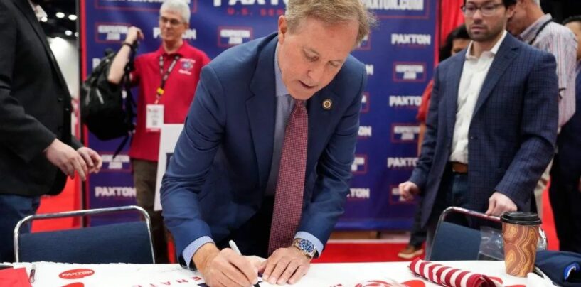 Ken Paxton a été aperçu en train de s'envoler pour l'Islande avec sa prétendue maîtresse après avoir fait campagne sur les « valeurs chrétiennes »