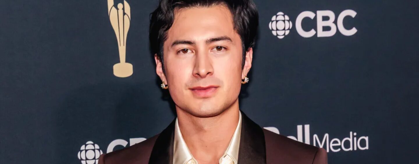 Hudson Williams porte un mankini sexy dans le nouveau court métrage « Human Nature »
