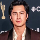 Hudson Williams porte un mankini sexy dans le nouveau court métrage « Human Nature »