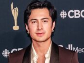 Hudson Williams porte un mankini sexy dans le nouveau court métrage « Human Nature »