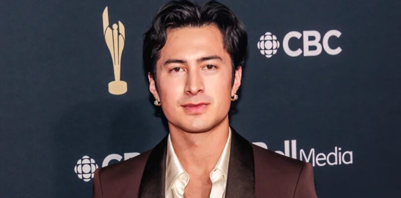 Hudson Williams porte un mankini sexy dans le nouveau court métrage « Human Nature »