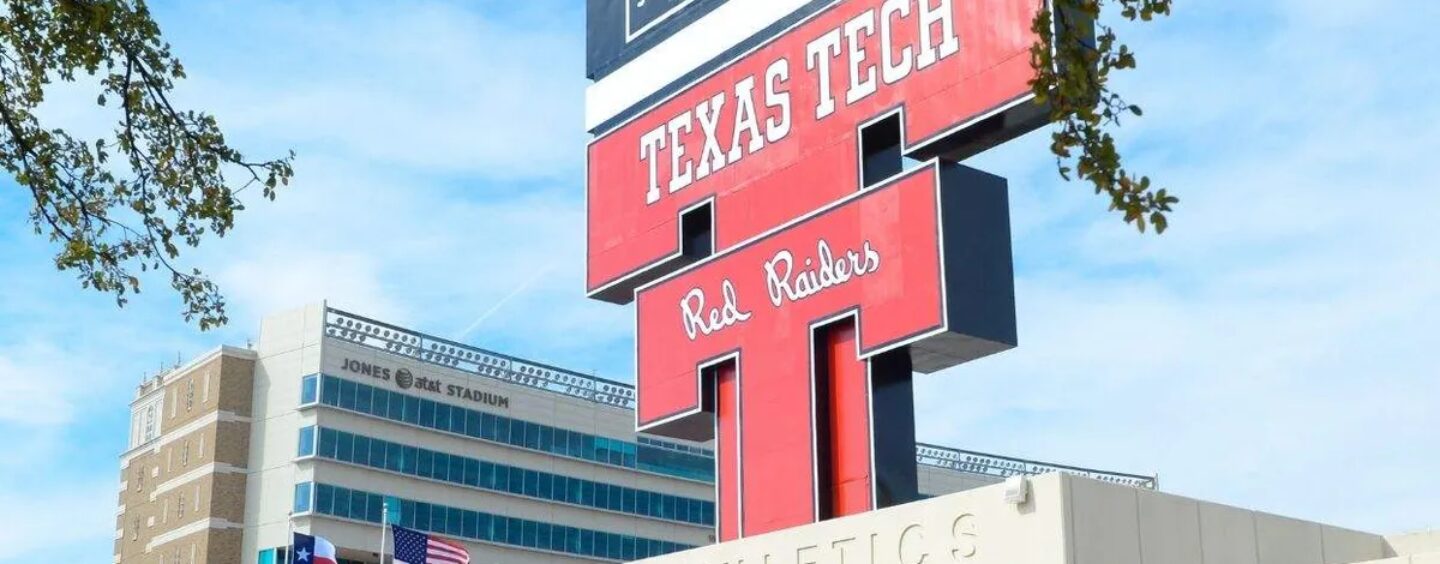 Texas Tech poursuivi pour avoir effacé les personnes LGBTQ+ et l’histoire des Noirs des salles de classe universitaires