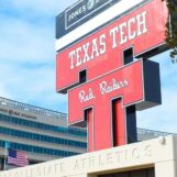 Texas Tech poursuivi pour avoir effacé les personnes LGBTQ+ et l’histoire des Noirs des salles de classe universitaires