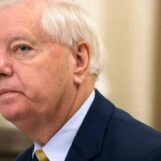 Lindsey Graham, alliée de Trump qui s'opposait aux droits LGBTQ+ et niait constamment être gay, est décédée à 71 ans