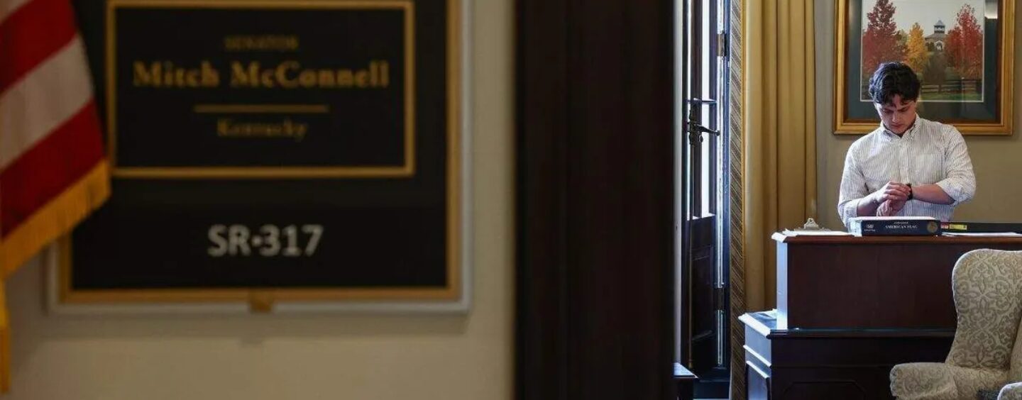 Les employés de Mitch McConnell offrent une preuve particulière de la vie après la mort de Lindsey Graham