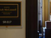 Les employés de Mitch McConnell offrent une preuve particulière de la vie après la mort de Lindsey Graham