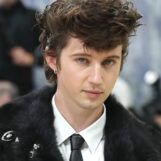 Troye Sivan taquine sa nouvelle ère sexy en photo de sous-vêtements en dentelle