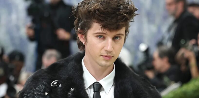 Troye Sivan taquine sa nouvelle ère sexy en photo de sous-vêtements en dentelle