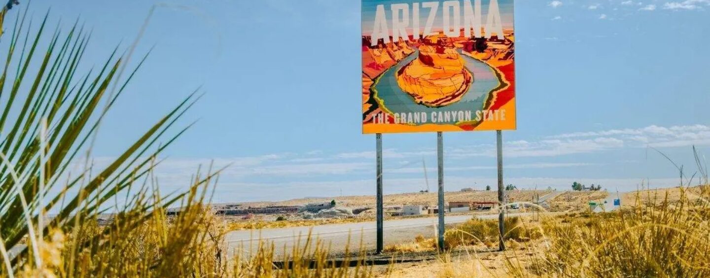 Le candidat préféré des démocrates de la Chambre des représentants en Arizona suscite des réactions négatives suite aux attaques de la campagne anti-LGBTQ+
