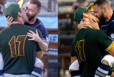 Un lanceur de baseball et un frappeur s'embrassent lors d'une soirée Heated Rivalry à Portland