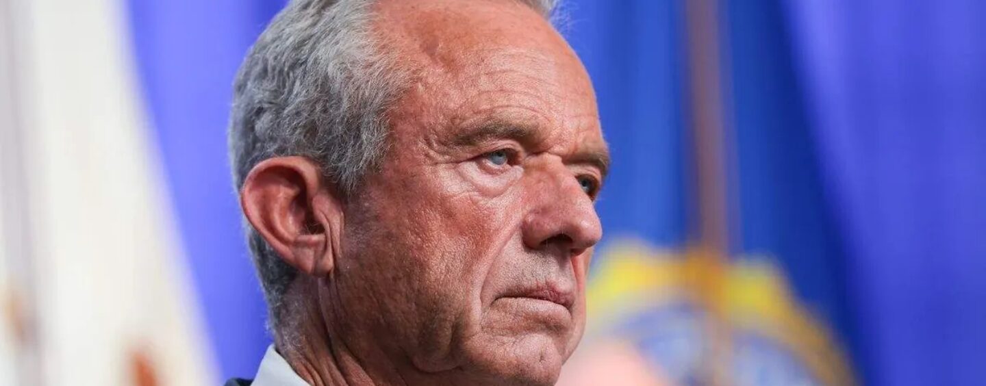 RFK Jr. annule la règle protégeant les enfants LGBTQ+ placés en famille d'accueil contre des parents hostiles