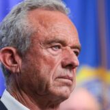 RFK Jr. annule la règle protégeant les enfants LGBTQ+ placés en famille d'accueil contre des parents hostiles