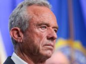 RFK Jr. annule la règle protégeant les enfants LGBTQ+ placés en famille d'accueil contre des parents hostiles