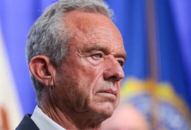 RFK Jr. annule la règle protégeant les enfants LGBTQ+ placés en famille d'accueil contre des parents hostiles