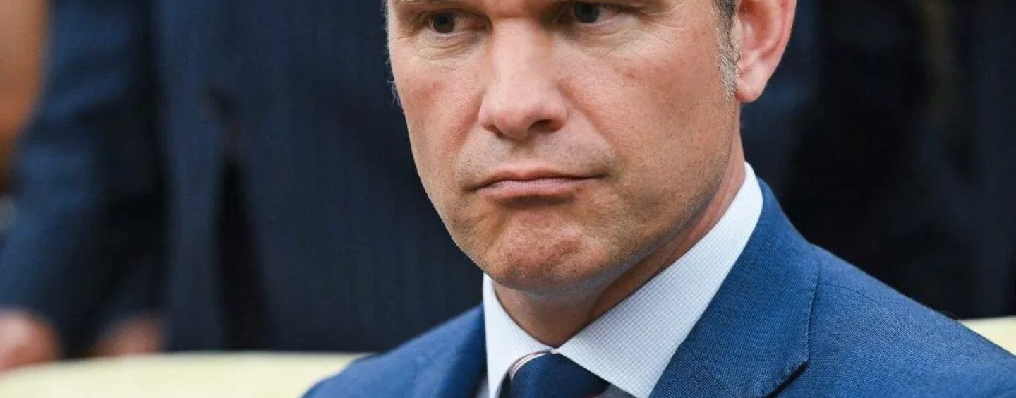 Le Pentagone a déclaré que les soins hormonaux transgenres coûtent trop cher. Maintenant, Pete Hegseth veut un boost de testostérone