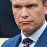 Le Pentagone a déclaré que les soins hormonaux transgenres coûtent trop cher. Maintenant, Pete Hegseth veut un boost de testostérone
