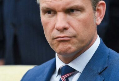Le Pentagone a déclaré que les soins hormonaux transgenres coûtent trop cher. Maintenant, Pete Hegseth veut un boost de testostérone