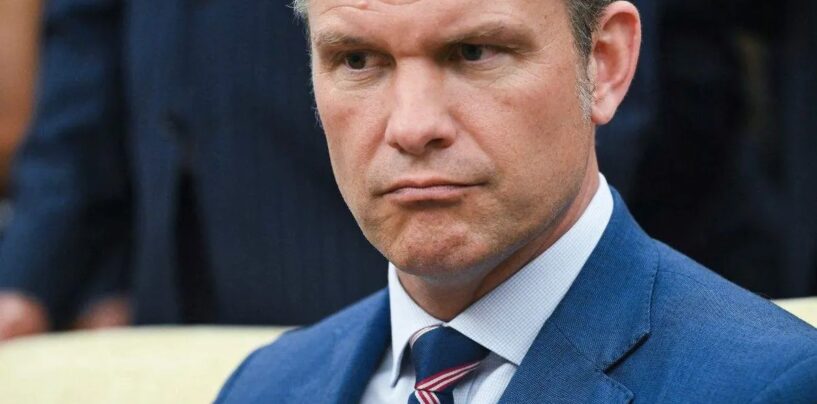 Le Pentagone a déclaré que les soins hormonaux transgenres coûtent trop cher. Maintenant, Pete Hegseth veut un boost de testostérone