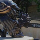 L'Université du Kansas menace un employé transgenre parce qu'il utilise les toilettes