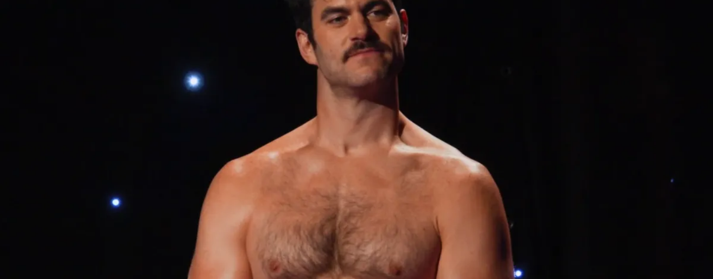 Evan Mulrooney porte un Speedo doré serré lors de la finale de Drag Race