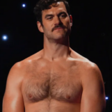 Evan Mulrooney porte un Speedo doré serré lors de la finale de Drag Race