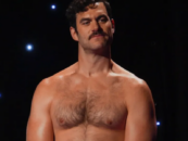 Evan Mulrooney porte un Speedo doré serré lors de la finale de Drag Race