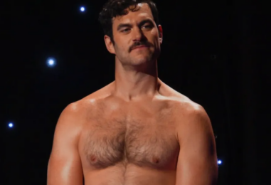 Evan Mulrooney porte un Speedo doré serré lors de la finale de Drag Race