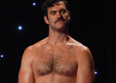 Evan Mulrooney porte un Speedo doré serré lors de la finale de Drag Race