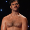 Evan Mulrooney porte un Speedo doré serré lors de la finale de Drag Race