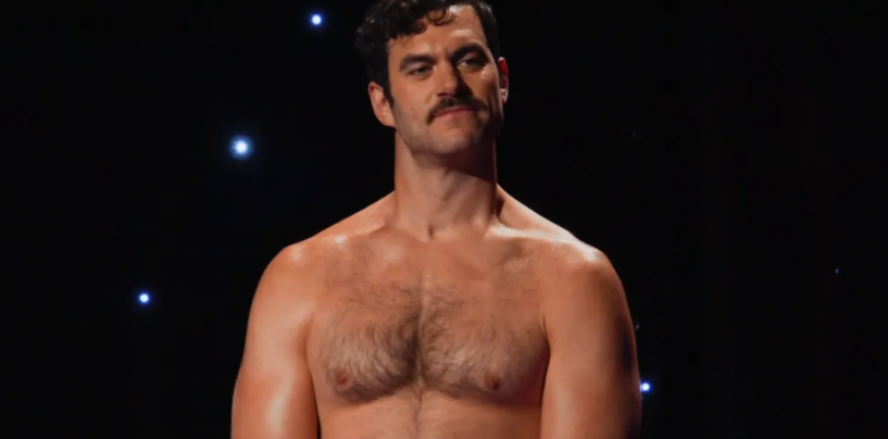 Evan Mulrooney porte un Speedo doré serré lors de la finale de Drag Race