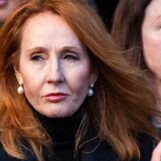 JK Rowling traînée pour avoir publié une photo en jupe haute d'une femme trans pour avoir « refusé de débattre »