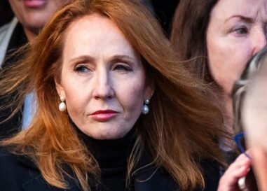 JK Rowling traînée pour avoir publié une photo en jupe haute d'une femme trans pour avoir « refusé de débattre »