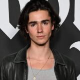 Charlie Besso exhibe ses abdominaux devant le tableau de Mona Lisa