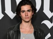 Charlie Besso exhibe ses abdominaux devant le tableau de Mona Lisa