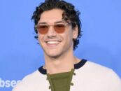 La star de Off Campus, Belmont Cameli, prend la douche dans une nouvelle vidéo virale sexy