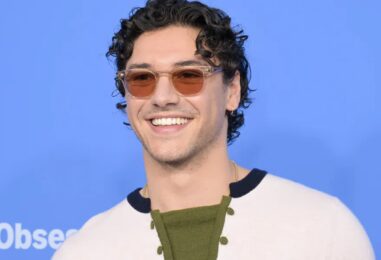 La star de Off Campus, Belmont Cameli, prend la douche dans une nouvelle vidéo virale sexy