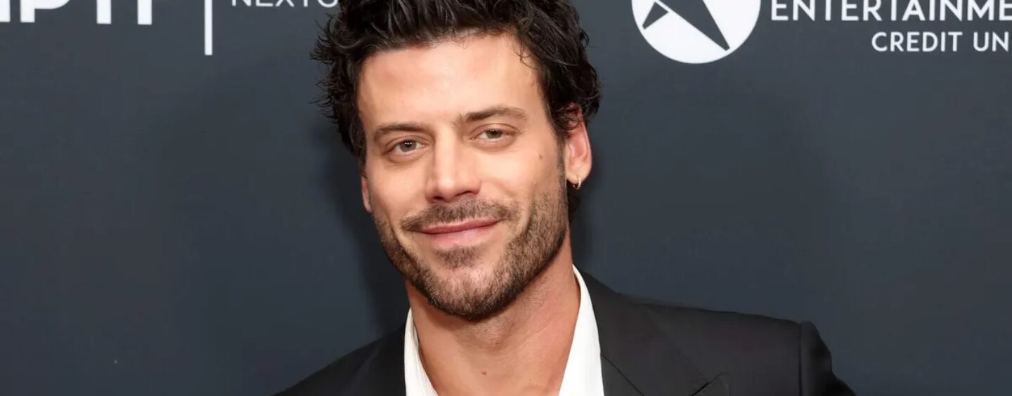 François Arnaud transpire torse nu dans une nouvelle vidéo virale sexy