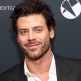 François Arnaud transpire torse nu dans une nouvelle vidéo virale sexy