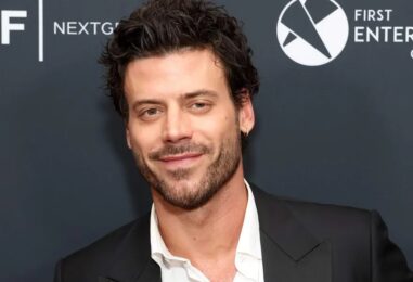 François Arnaud transpire torse nu dans une nouvelle vidéo virale sexy
