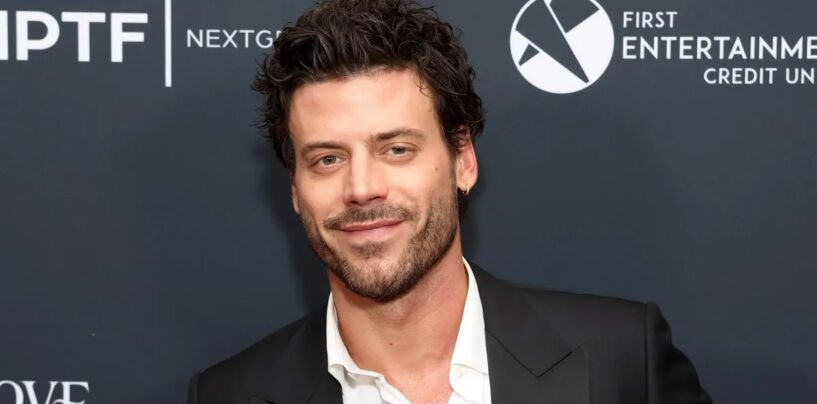 François Arnaud transpire torse nu dans une nouvelle vidéo virale sexy