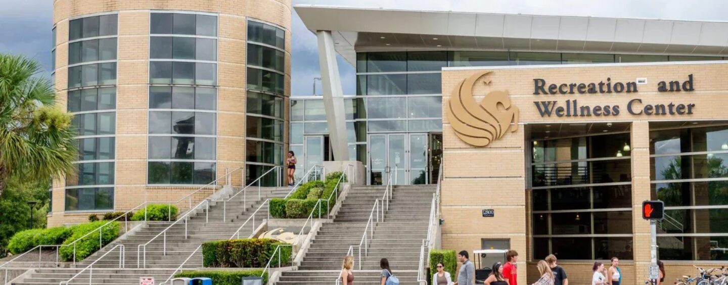 Des militants de droite se moquent d'un étudiant trans arrêté par la police de l'UCF après avoir exigé de ne pas se tromper de genre