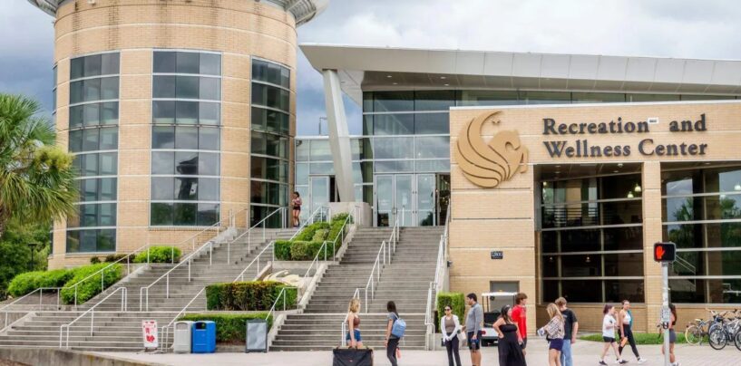 Des militants de droite se moquent d'un étudiant trans arrêté par la police de l'UCF après avoir exigé de ne pas se tromper de genre