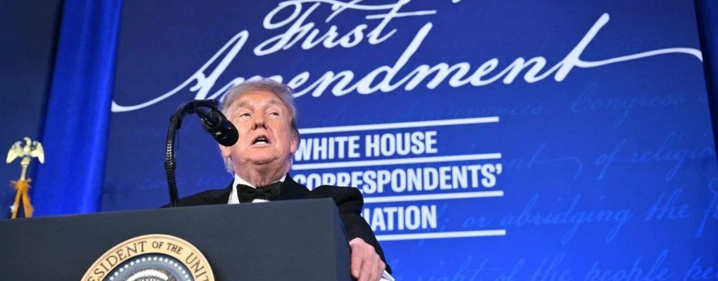 Trump détourne le dîner des correspondants de la Maison Blanche avec des coups anti-gay, des moqueries et des mensonges anti-trans