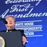 Trump détourne le dîner des correspondants de la Maison Blanche avec des coups anti-gay, des moqueries et des mensonges anti-trans