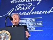 Trump détourne le dîner des correspondants de la Maison Blanche avec des coups anti-gay, des moqueries et des mensonges anti-trans